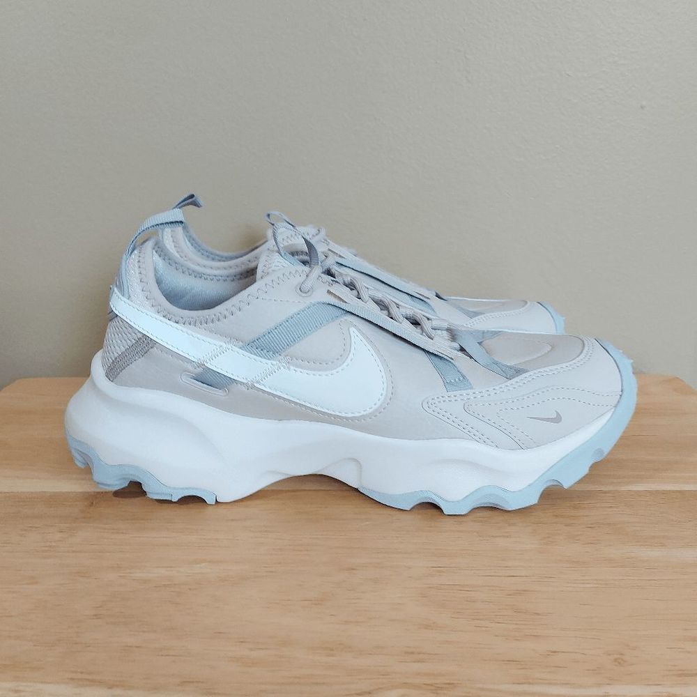 Nike TC 7900 Shoes Sail Light Orewood Taupe DD9682-102 Women's Size 8.5
